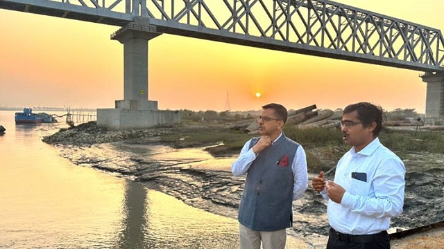 রূপসা রেলসেতু পরিদর্শন করলেন ভারতীয় হাইকমিশনার