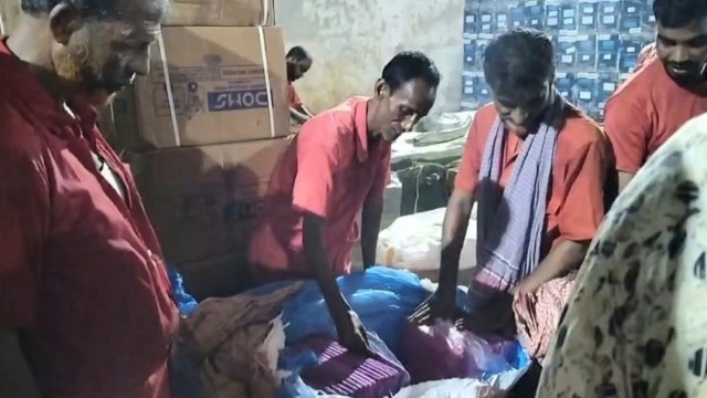 বেনাপোল বন্দরে দেড় কোটি টাকার ঘোষণাবহির্ভূত ভারতীয় শাড়ি–কসমেটিক্স জব্দ