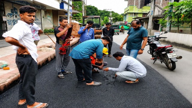 জল্পনার অবসান, শুরু হলো বেনাপোল–বাহাদুরপুর সড়কের কার্পেটিং; কাজ পরিদর্শনে পৌর প্রকৌশলী