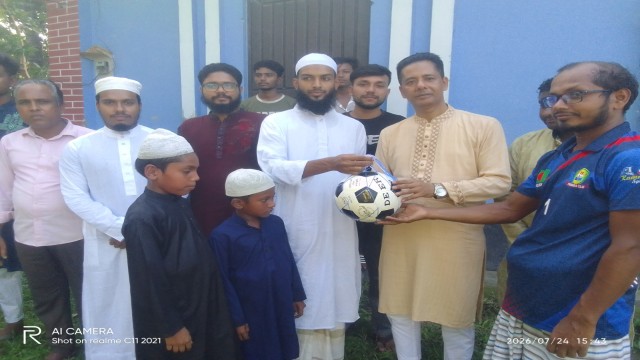 মাদ্রাসা শিক্ষার্থীদের মাঝে ফুটবল বিতরণ করলেন অ্যাডভোকেট নাহিদ পারভেজ জনি