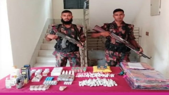 যশোর সীমান্তে ৫ কেজি গাঁজাসহ আড়াই লাখ টাকার চোরাচালানি পণ্য জব্দ